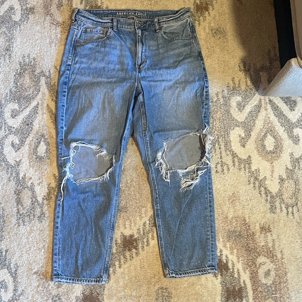 AMERICAN EAGLE- mom jeans
